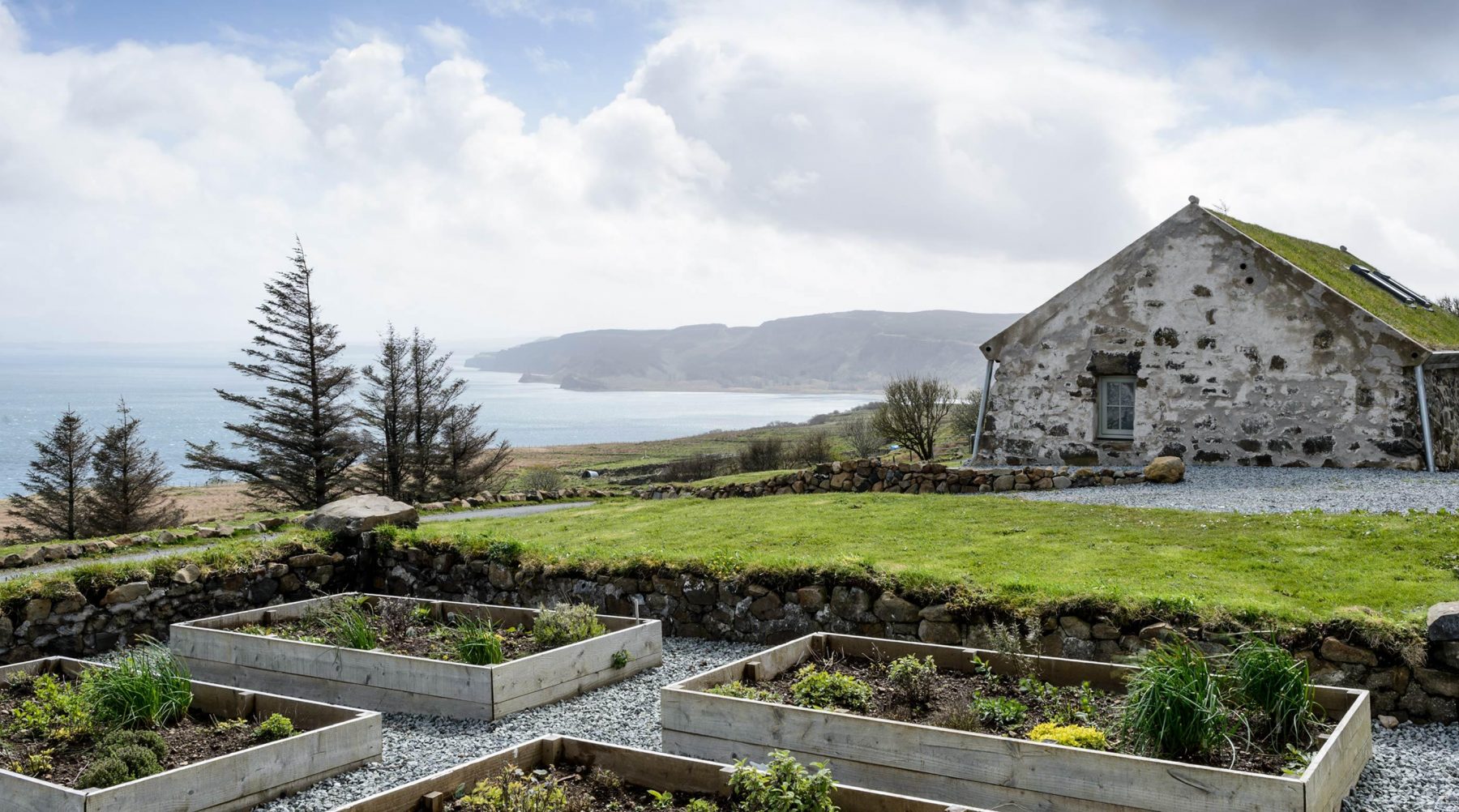 Blackhouse Cottage – A renovated Hebridean Blackhouse with a traditional turf roof. Views to the beach at Bein an Sguirr.