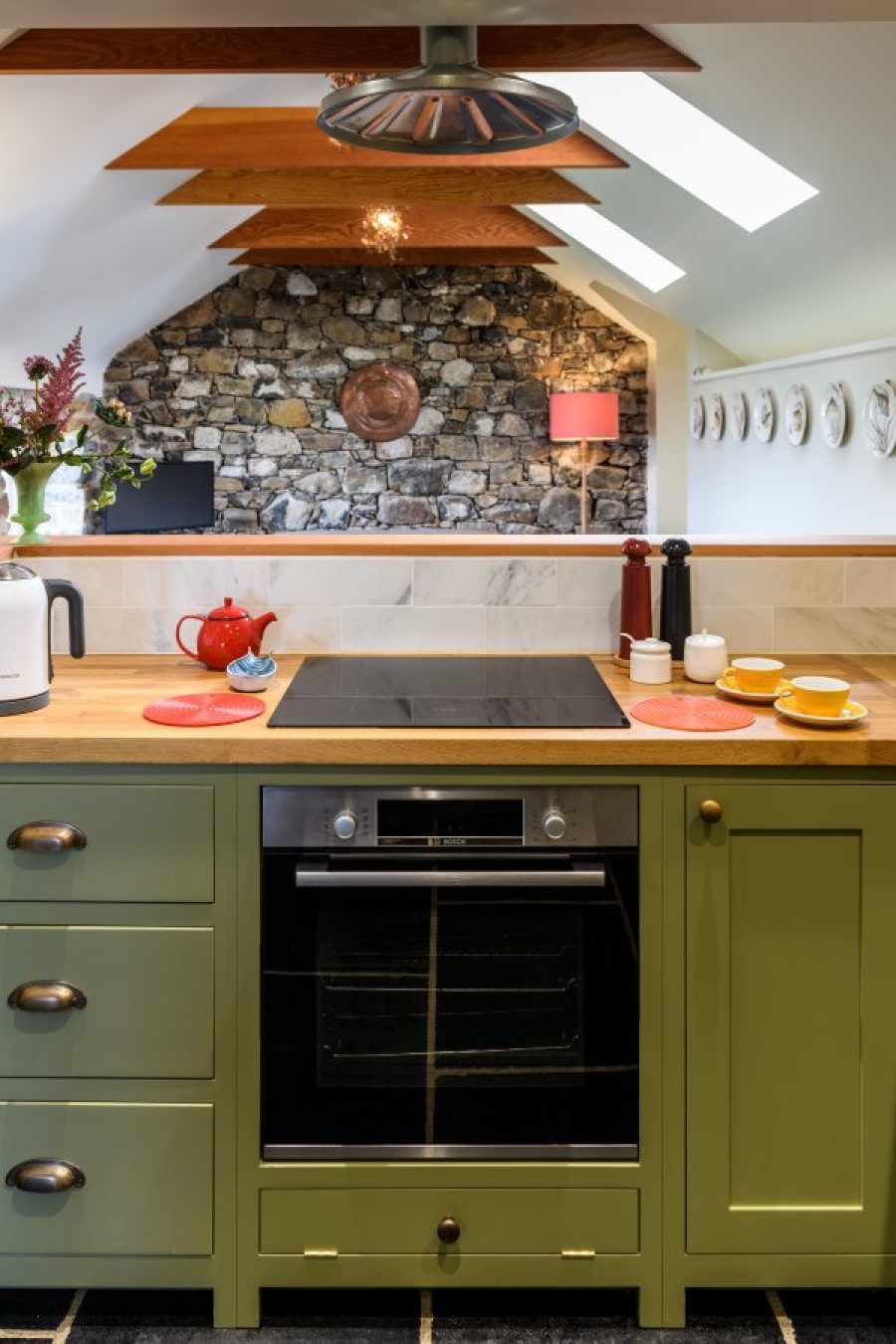 Blackhouse luxury cottage has an open plan dining area featuring a fully equipped deVol hand-crafted kitchen.