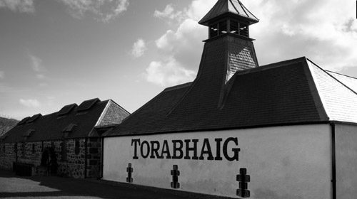 This independent distillery in the south of skye welcomes visitors for guided toura, a visit the café and sample a wee dram.